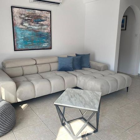 Central Pool-Side 2 Bedroom Apartment In Paphos Luaran gambar