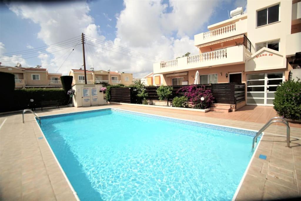 Central Pool-Side 2 Bedroom Apartment In Paphos Luaran gambar