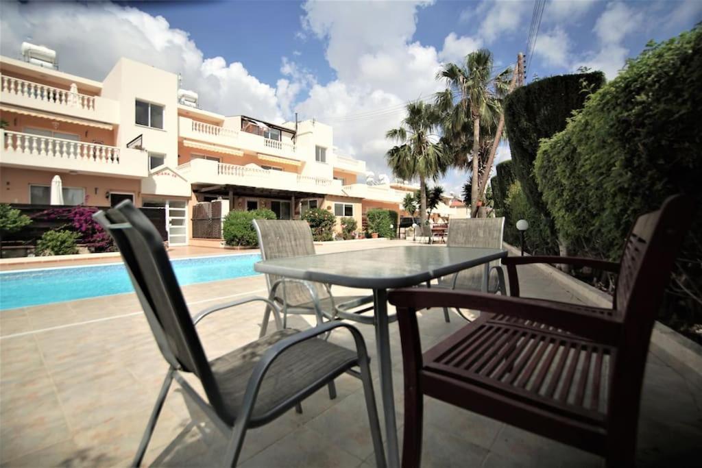 Central Pool-Side 2 Bedroom Apartment In Paphos Luaran gambar
