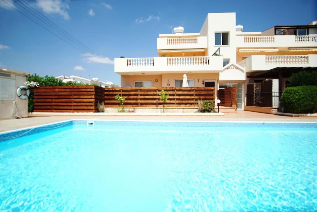 Central Pool-Side 2 Bedroom Apartment In Paphos Luaran gambar