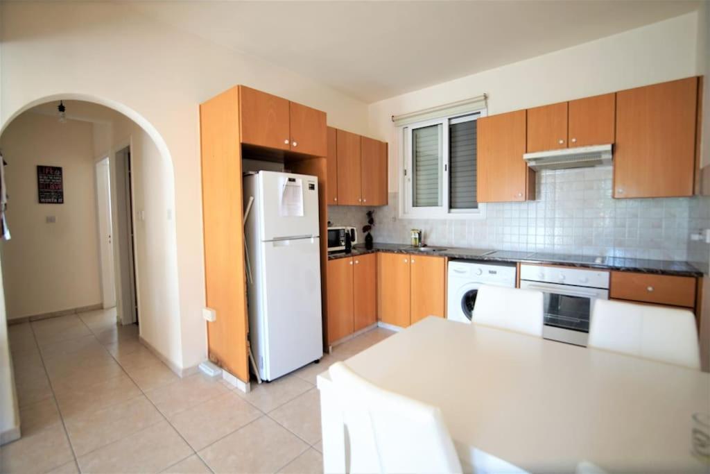 Central Pool-Side 2 Bedroom Apartment In Paphos Luaran gambar