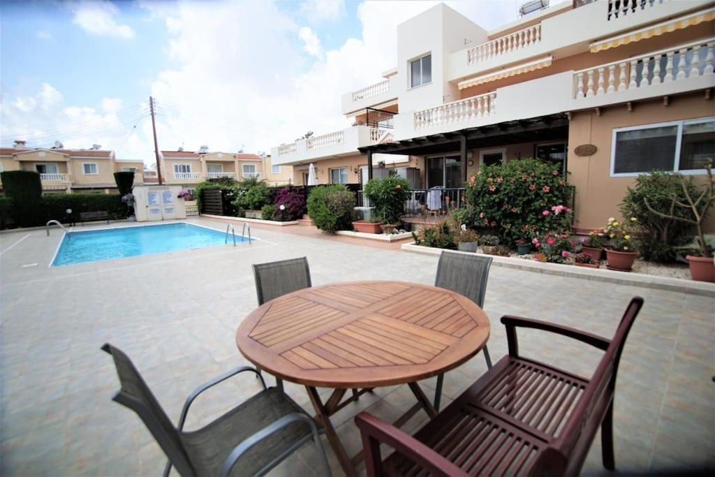 Central Pool-Side 2 Bedroom Apartment In Paphos Luaran gambar