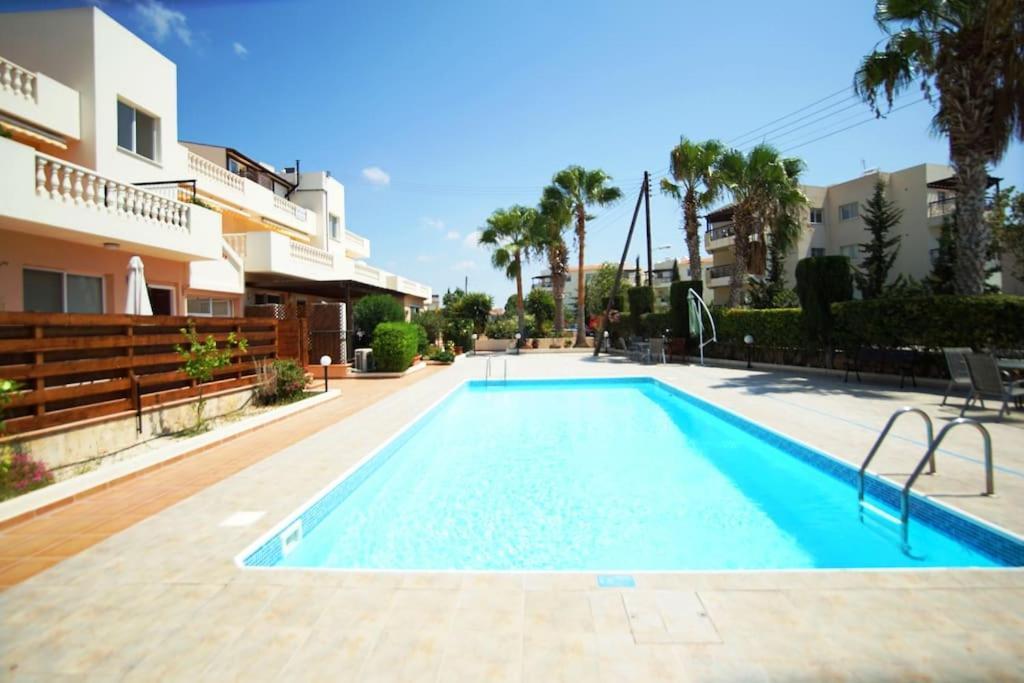 Central Pool-Side 2 Bedroom Apartment In Paphos Luaran gambar