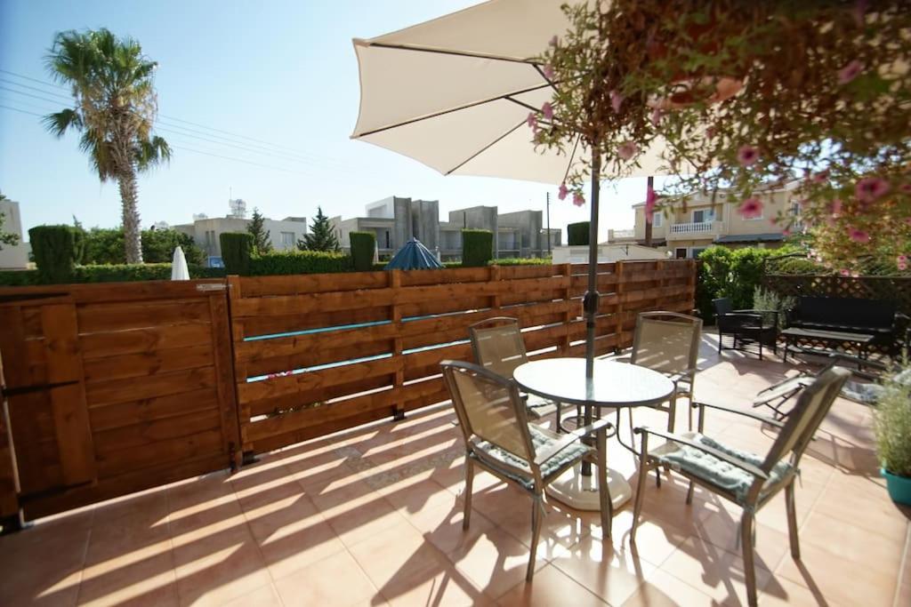 Central Pool-Side 2 Bedroom Apartment In Paphos Luaran gambar