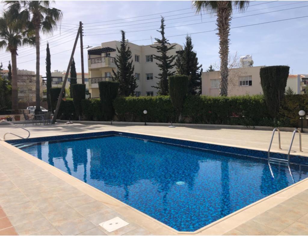 Central Pool-Side 2 Bedroom Apartment In Paphos Luaran gambar