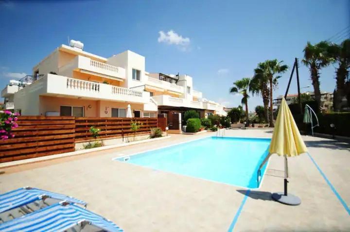 Central Pool-Side 2 Bedroom Apartment In Paphos Luaran gambar
