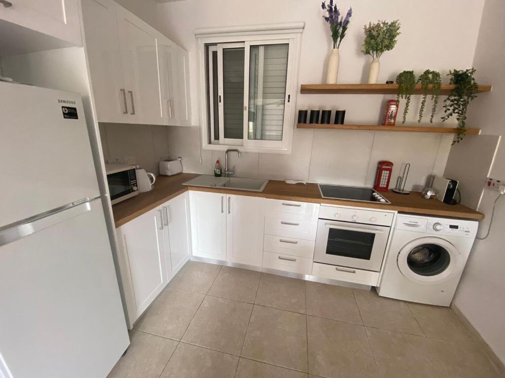 Central Pool-Side 2 Bedroom Apartment In Paphos Luaran gambar
