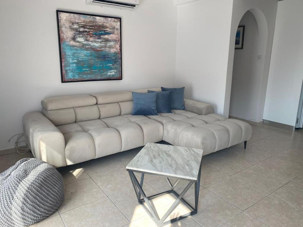Central Pool-Side 2 Bedroom Apartment In Paphos Luaran gambar