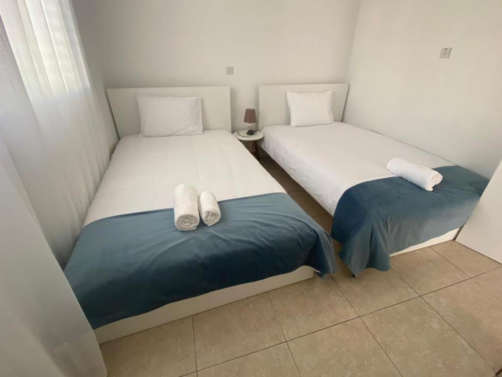 Central Pool-Side 2 Bedroom Apartment In Paphos Luaran gambar