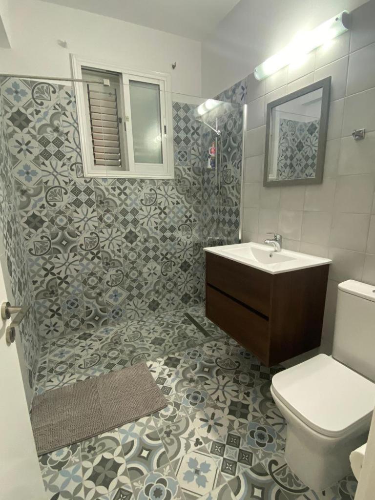 Central Pool-Side 2 Bedroom Apartment In Paphos Luaran gambar