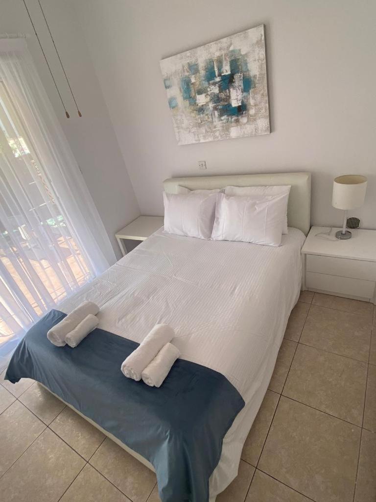 Central Pool-Side 2 Bedroom Apartment In Paphos Luaran gambar
