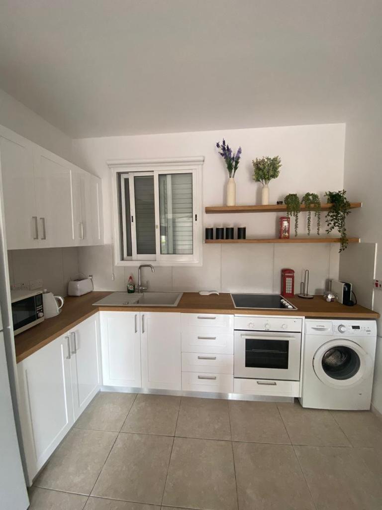 Central Pool-Side 2 Bedroom Apartment In Paphos Luaran gambar