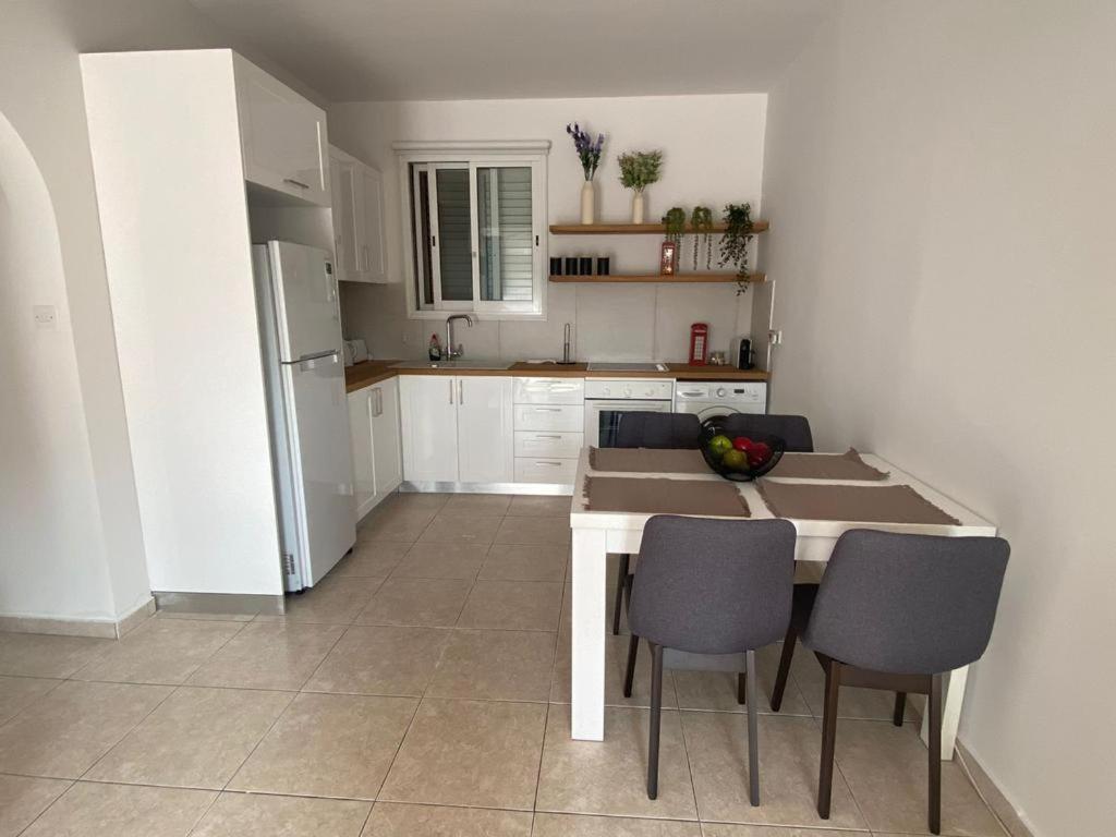 Central Pool-Side 2 Bedroom Apartment In Paphos Luaran gambar
